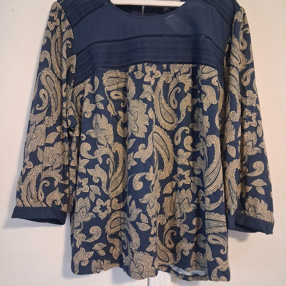Daniel Rainn Tops - Daniel Rainn Navy and Cream Paisley Blouse